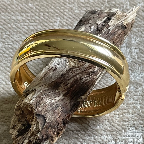 Vintage Gold Tone Hinge Bangle Bracelet - Picture 2 of 5